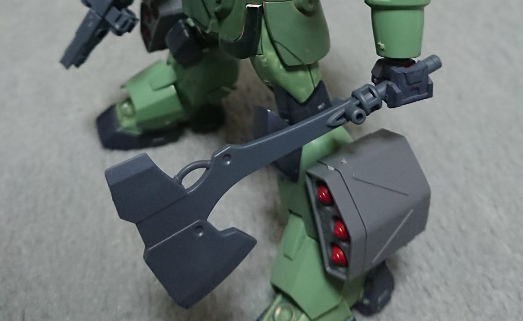 対兵器実体斧ザフト製のMS用格闘兵装。質量によるダメージを与えることが可能である。M68パルデュス 3連装短距離誘導弾発射筒ザフト製の三連装ミサイルポッド。D装備の一つだが、小型であるため、対戦車用装備としても使用できる。