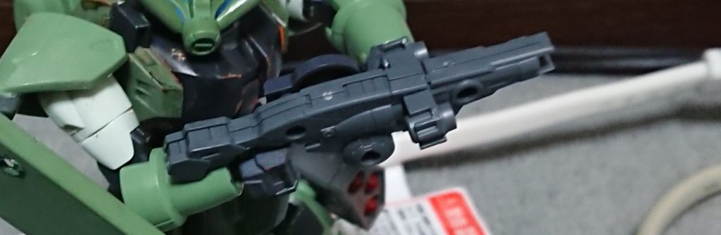 E26 スキウールス汎用粒子放出小銃改ザフト製のビームライフルのプロトタイプを改良したもの。ベースの銃に比べ、35%威力が増加した。