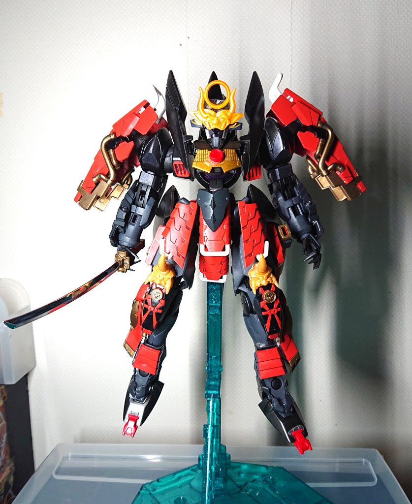 そこに武者ガンダムの甲冑などを着せます。