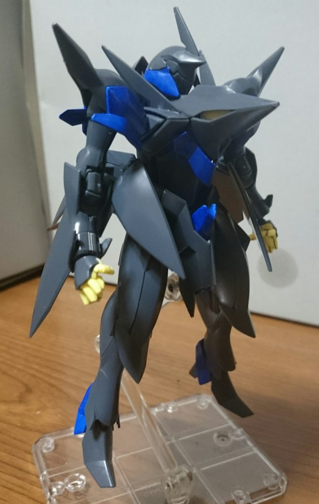 色の変更箇所は……・ベージュ(全身)➡ブルー・レッド(胸のクリアパーツ)➡イエローくらいっス。造形的な変更点は何もないっスよ