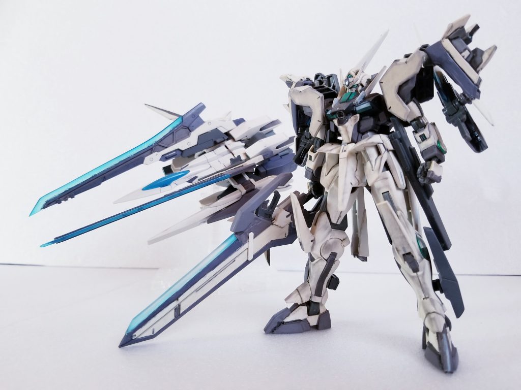 太陽炉の形を変更したり、頭部のアンテナを減らし胴体に追加、アーマー スラスターの追加、武装の追加等など、、色々やってみました。