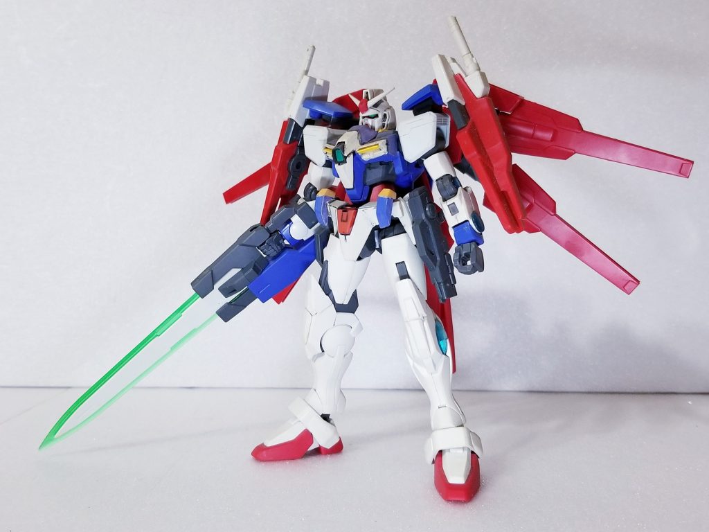 キットは「0ガンダム」と「ダブルオー」を半々くらいで使用。肩の擬似太陽炉的なものには「ガンダムAGE2ダブルバレット」よりパーツを拝借。カラーリングは「0ガンダム」寄りで。