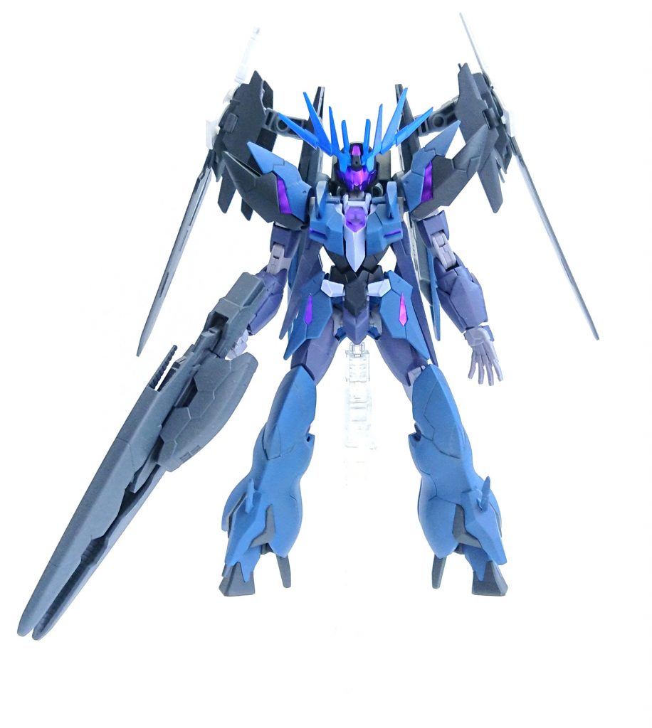 まずは剣を装備している形態からです。機体名はG-アルスノヴァ ヴィヴァーチェです。ヴィヴァーチェは、音楽用語の1つで、速さに関する言葉です。この形態は機動力に特化した姿です。バックパックはエースユニットとダブルオーダイバーの肩で作ってます。