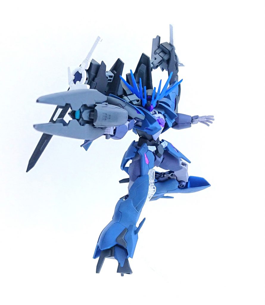 ライフルを構えてみました。銃口はメタルブルーで塗装してみました。光が反射してキレイで、これは個人的に気に入ってます。本体の紫のところは付属のシールです。