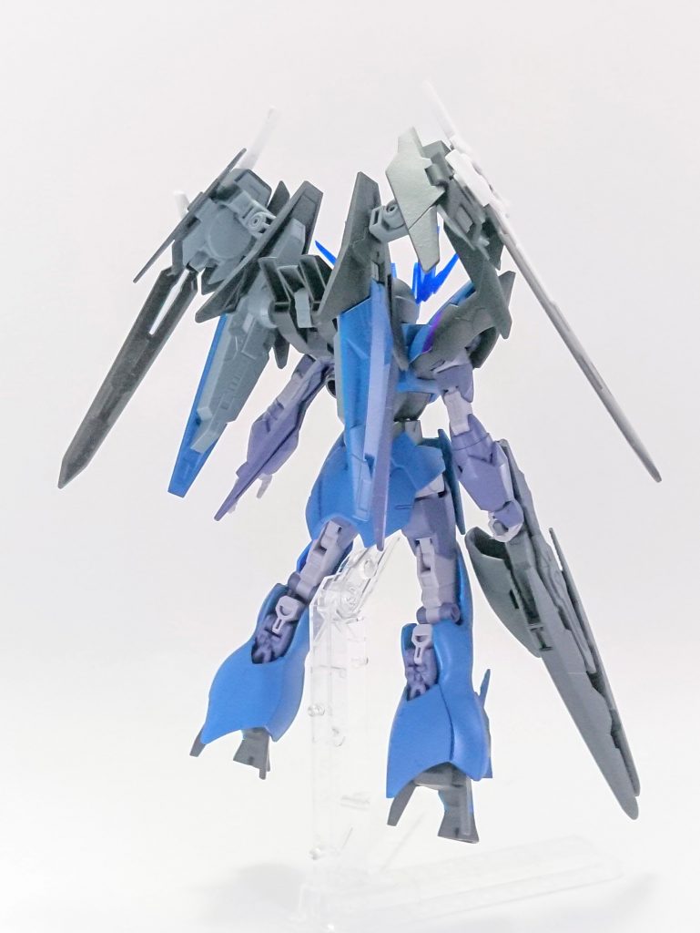 後ろです。かなりボリュームがあります。接続方法は3ミリ軸を使ってます。