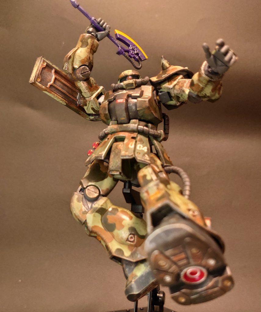 アクションベース利用。ヒートホークは迷彩塗ったついでに筆塗りしました。スラスターはガンダムマーカーシルバーで塗った上に水性クリアレッドを爪楊枝で乗せ、もう一度シルバーをスラスター内部モールドに爪楊枝で乗せました。爪楊枝はいいぞ。1本0.1円ほどで、毛先のほつれない使い捨て面相筆が手に入るって事ですよ。これで筆の洗浄とはオサラバです！