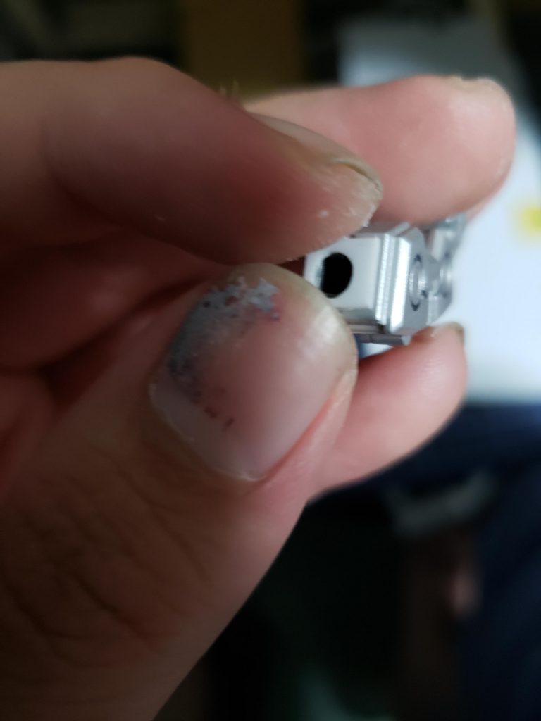 手首のポリキャップが露出するのが気になったので、プラ板で蓋を作りました。