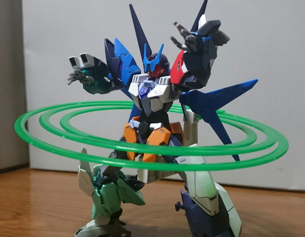 ・アルス版プラネッツガンダム(⬆おそらくプロレスっぽいボーズ)元ネタは「キン肉マン」に登場するプラネットマンっス!前々からやろうと思ってたんスけど、思い付いたのがマーズフォー・ヴィートルーが発売された頃な上に、その頃は他の惑星アーマーが全部発売されるか・いつ発売されるか分からなかったもんで、すっかり忘れてたっス。最近思い出したんスけど、悪魔超人ならアルスコアのがぴったりでは?ということでやってみたっス。これでは悪魔六騎士ならぬアルス六騎士っスね自分、キン肉マン読んだのってもう10年以上前なんで、かなりうろ覚えなんスよねぇ…。なので、惑星の配置はネットで画像検索したものを参考に、腰の土星、胸の木星、左肩の火星を中心に残りをそれっぽく適当にばらけさせてるっス。頭部は(たしか)太陽だったんスけど、まぁないのでアースリィのアンテナで代用(さすがにアルスコアにリライジングのエクスヴァルキランダーのアンテナを取り付けるのは色々と気が引けた)。ついでに右肩とバックパックもアルスアースリィの物を使用してるっス。頭部がオリジナルのアースリィなのは……まぁ、なんとなく。腰の土星の輪っかはヴォワチュール・リュミエールで代用っスでは以下プロレス技っス