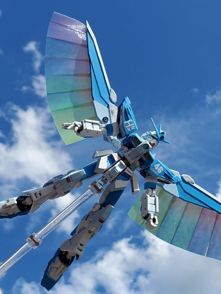 ウイングユニットから伸びる虹色のグラデーションはマスキングテープをラミネートした物ですこれも『JOYFUL LOVE』と言う楽曲でライブ会場がファンの方々のチームプレーでペンライトで虹を作りますとても綺麗な景色を装備に組み込みました