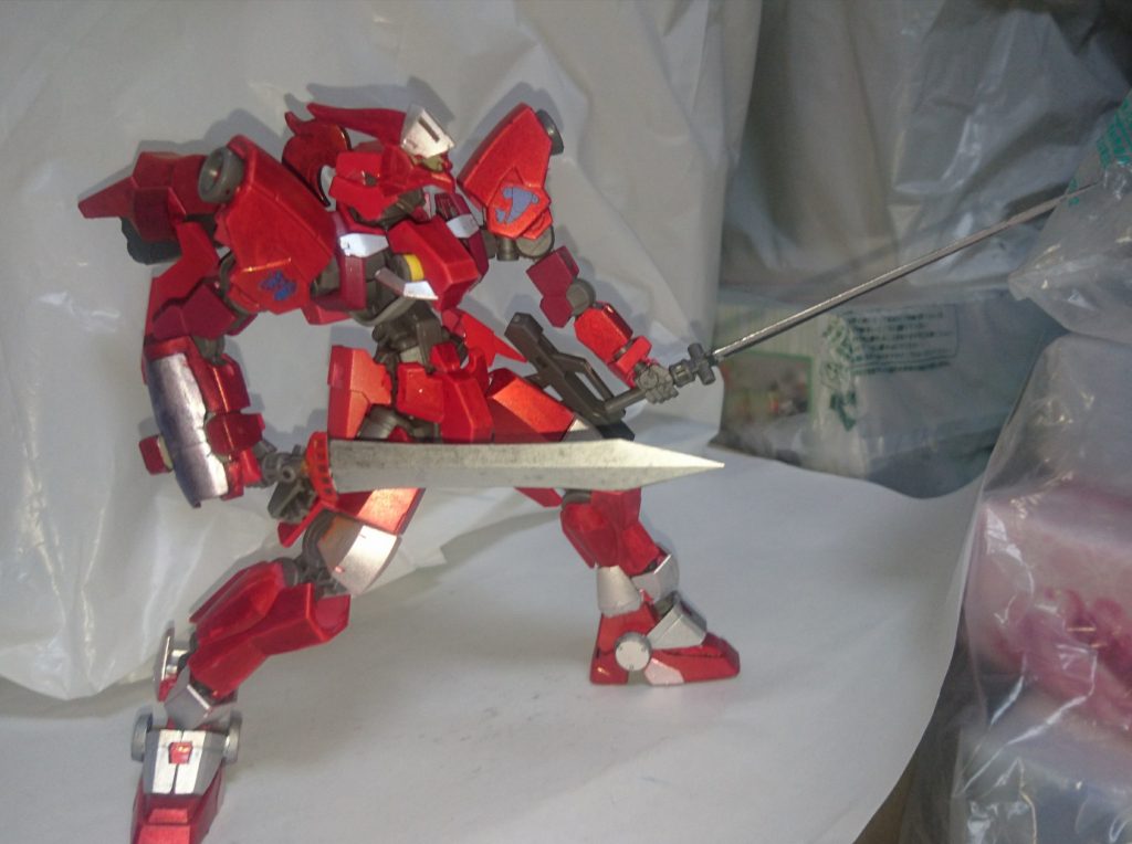 ディフェンダー(右)、デュエルエストック(左)ディフェンダーはナイトブレードより刀身が短いが、小回りが利くため受け流し等の防御をメインにしたい時に使用する。エストックは細身な刺突剣で切る事も可能なのだが、相手の機体の関節部分を狙ってピンポイントな突き攻撃をしたり、武器弾きをしたり等トリッキーな戦法を取る事も出来る。