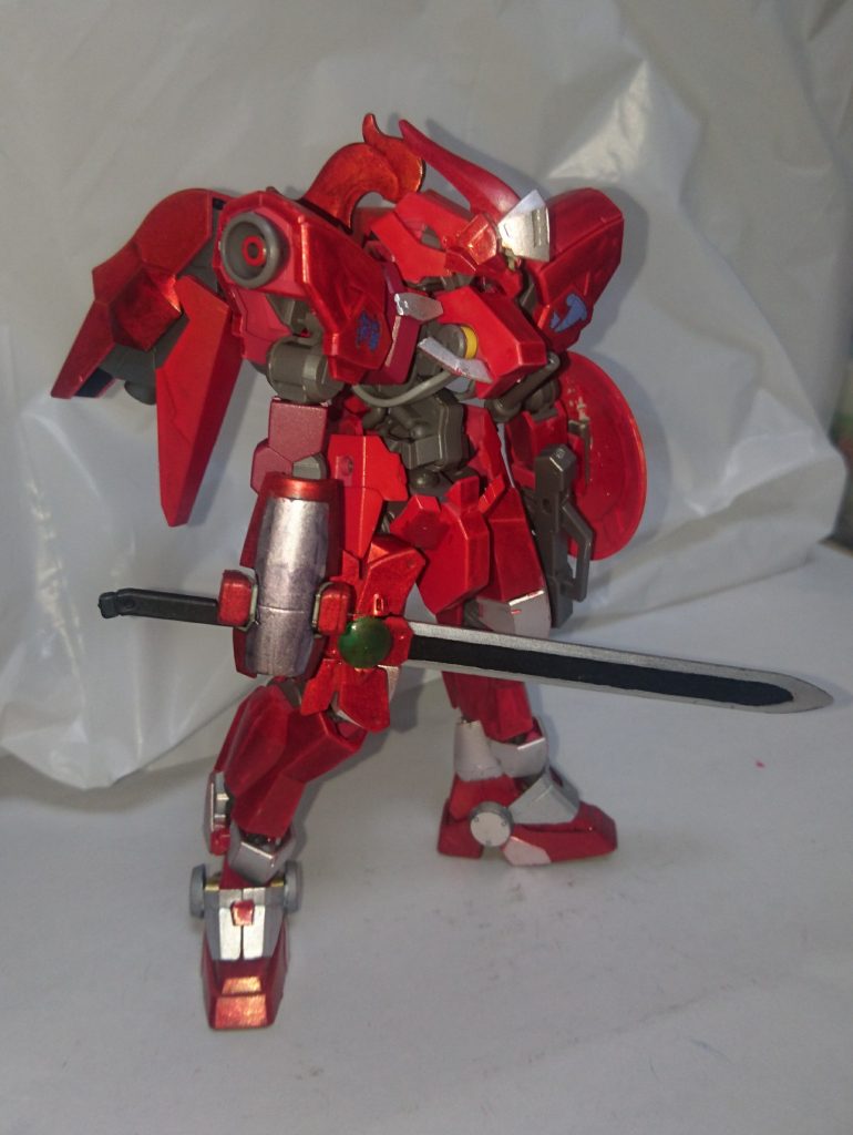 正面からでは分かりにくいでしょうが、横からみれば、頭部には鬣をつけてます。後、頭部のバイザーは可動します。足はブルーディスティニー2号機から調達。腕には右腕はガントレット、左腕にはトールギスのシールドを装備しております。※どちらも脱着可能です。