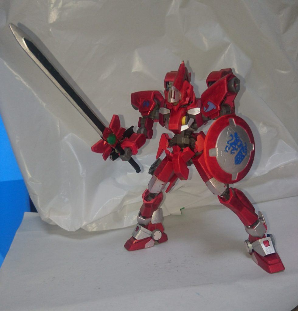 ナイトブレードMk2&シールド従来のグレイズが使用していたナイトソードの改良型。切れ味、硬さの向上は勿論、メイスなどの鈍器に打ち負けない様に耐久性も大幅に向上させている。基本はこの剣をメインとして使用する。シールドは攻撃を防ぐというより受け流しを目的とした運用になる。状況次第では、円月輪として投げつけることも。