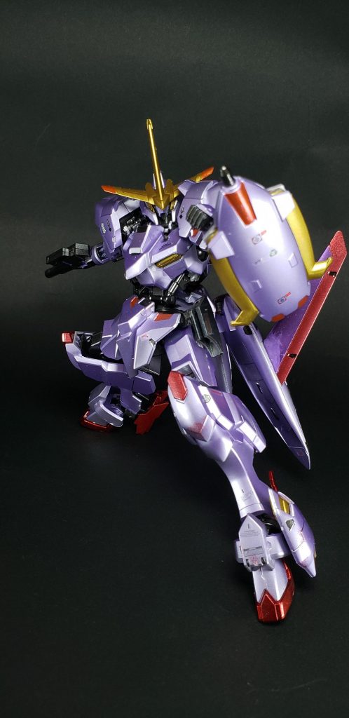 クラブシールド攻防一体型の小型シールド。可変式クローと内蔵式ニードルが装備されており、クローで敵を拘束した後にニードルで装甲を貫く。