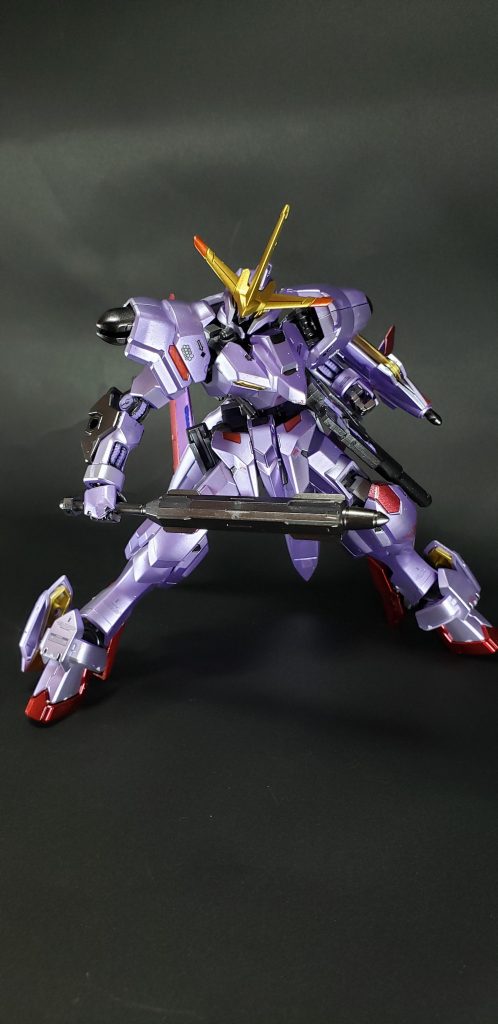 スマートメイス小型サイズの近接戦闘用武装。全体の重量バランスに優れており、フルパワーで振り回しても機体の挙動に与える影響を最小限に抑えれるよう計算されている。操縦に不慣れな搭乗者でも扱いやすく、装備する機体を選ばない高い汎用性を持っている。