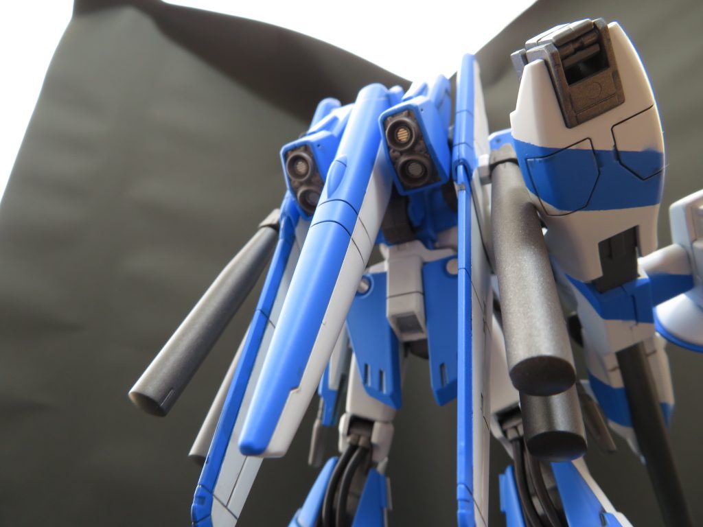 改修したポイントととしては、プラバンによるディテールアップ、スラスター内部に金属エッチングパーツの使用、膝裏と腰のビーム砲のパイプ部分をカットしスプリングに変更しました。