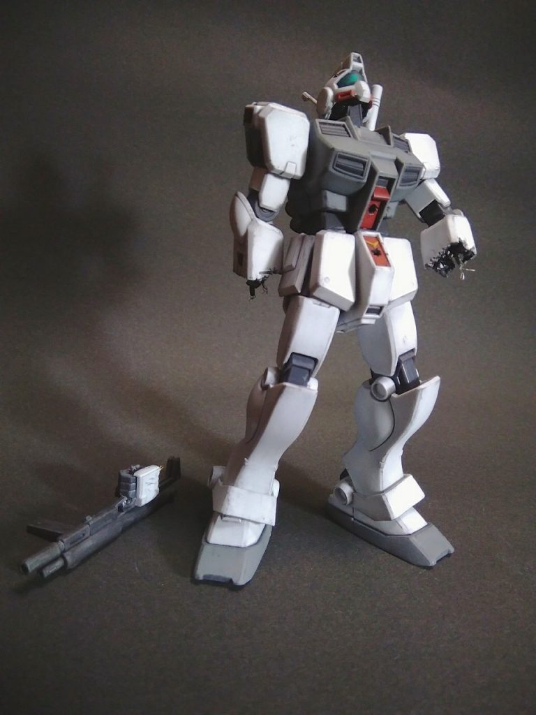 被弾してちぎれた腕の内部は、ランナーなどを埋め込んでメカ感が出るようにしました。