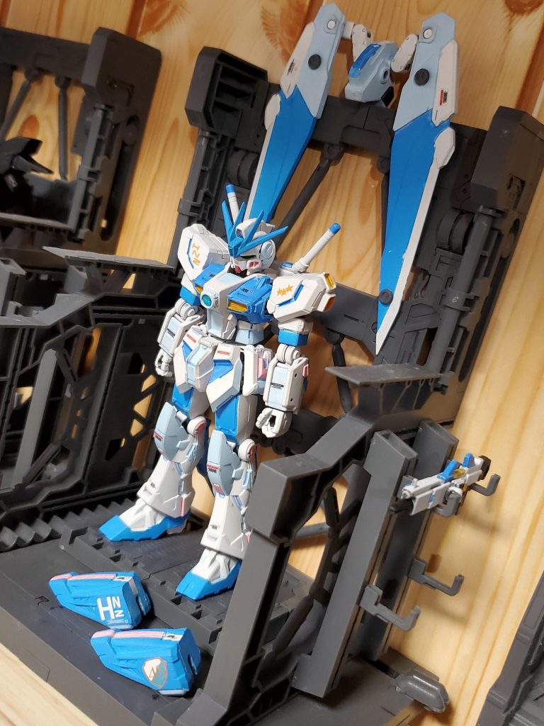 『誰よりも高く跳べ』と言う楽曲にちなんで、コトブキヤさんのウイングユニットを装備陸戦は肩アーマーをν[NEU]ガンダムの物に、ウイングユニット装備の際はF91の物に換装します。デカールを貼ったり、公式グループのロゴを小さく印刷して貼るなど面白かったです。