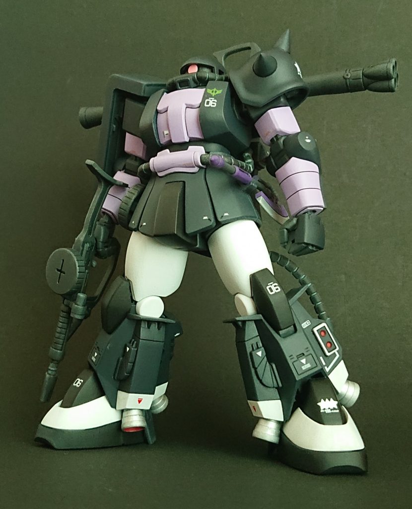 この人達の機体を作るなら、やはり３機全て作りたいと思い、今回はガイア隊長機を製作しました。隊長機のブレードアンテナは着けない仕様にします。銃器用の角度の付いたハンドパーツは、手首の付け根で切断し、角度を変えて再度接着。真鍮線で補強してあります。(両手とも)