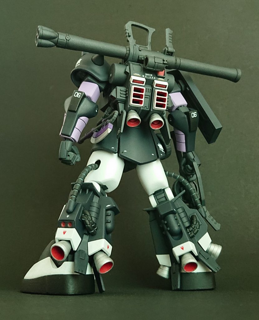 06Rシリーズの特有のシールドに武装をマウントするやり方が個人的にどうも好きになれないんです。いつもやるんですが、マウントパーツを分解し、バズーカのマウント位置を変更。ヒートホークのマウントパーツもいっしょに分解してサイドスカートに接着しました。