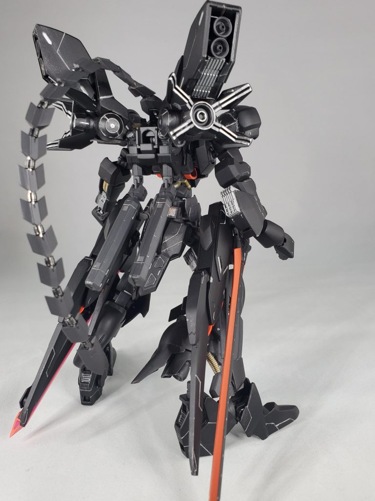 テイルブレードは一応隠し武装としての意味合いもあるので刀身はフレーム色と同じです。今の自分がどれだけ製作技術を持っているか試してみた作品になります。初挑戦の事だらけで時間はかなり掛かりましたがとても良い経験になりました。