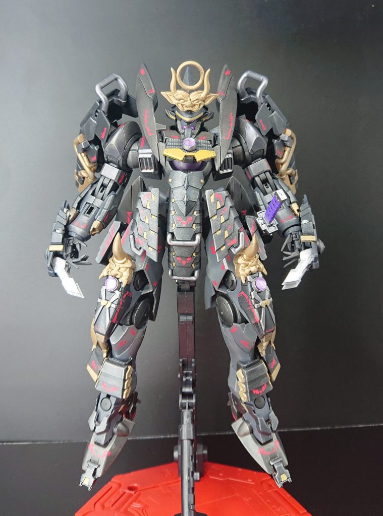 「私はミスター・ブシドーに負けないモビルスーツを所望する!」という訳で、ジンクスに真武者ガンダムの甲冑をメインに着せました。頭の兜はマスラオの胸パーツなどジャンクで構成されています。