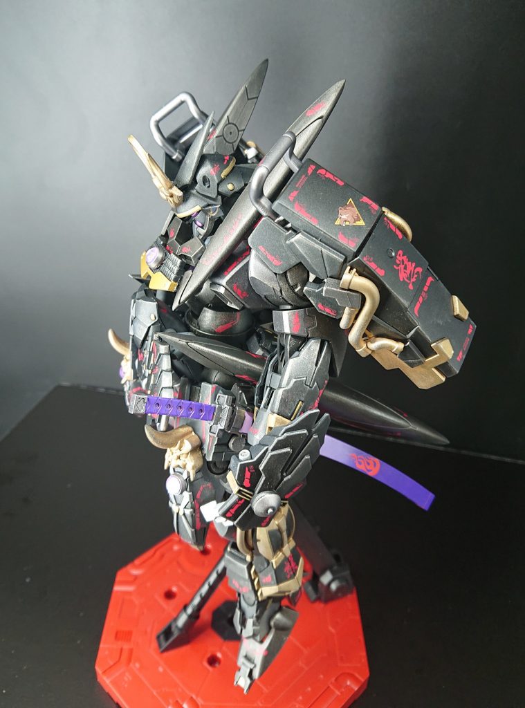 左肩にはセルゲイのパーソナルマークと羆(ひぐま)の漢字デカールを使いました。