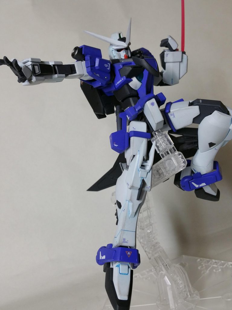 固定武装として肩にガトリングを取り付けているほか、腕からビームダガーを展開可能です!腰ビームサーベルは基本的に投げる用として使えたらいいなぁとっ