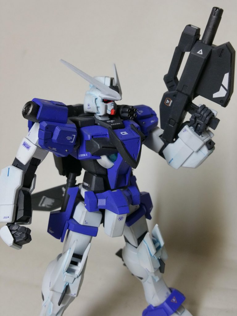 手持ち武装としてはGエグゼスのライフルを切り詰めたビームガンに