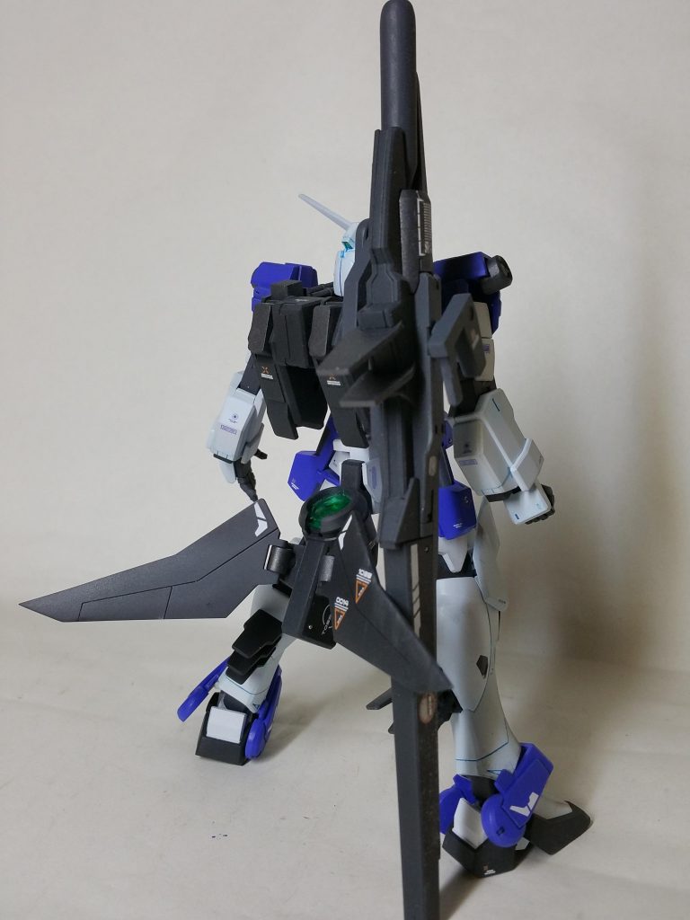 とにかくでかいので砲身を地面にさして自立させています(