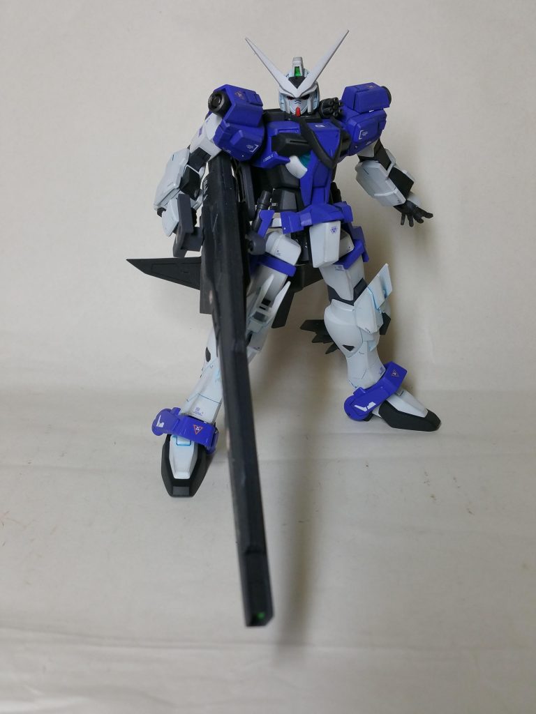 メインウェポンのロングランチャーとなっております。こちらは大き目の武器ということで背中からサブアームを伸ばして持たせる形に