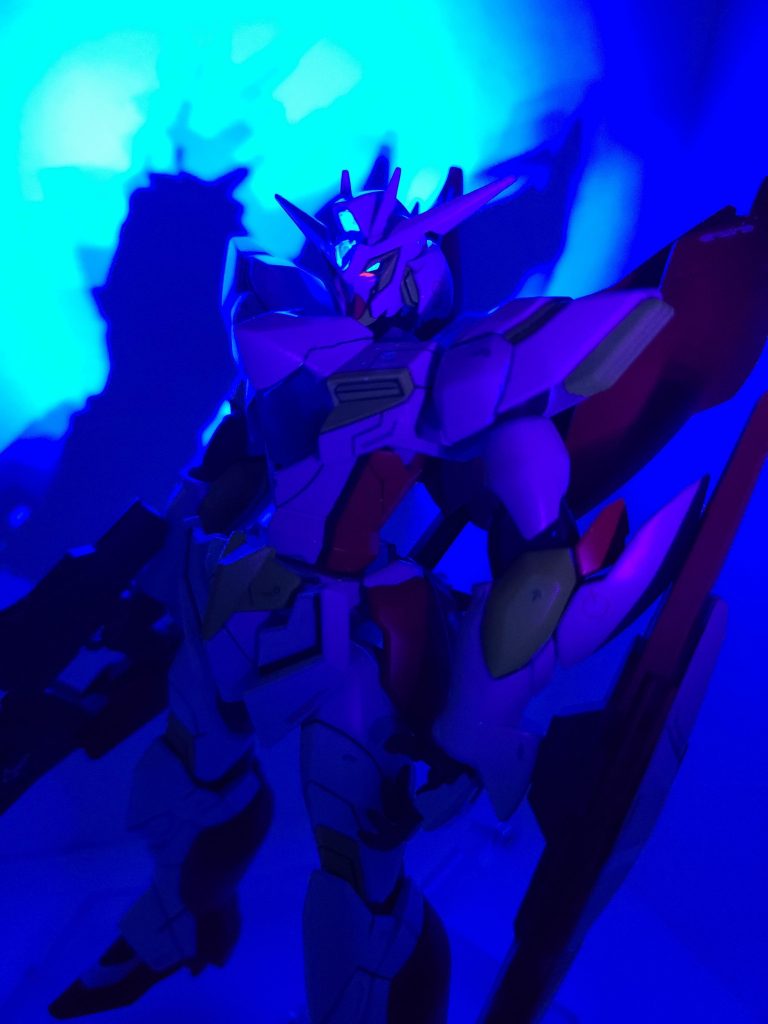 頭部回りに蛍光塗料を使用してみました。初めて使ったのですが、これは他にも色々と悪さが出来そうです。(9/16追記ビルド系作品に自分が出るなら…という所で考えた結果、こうなりました。大好きなリボーンズらしさを残しつつ、オリジナリティを出せたのではないかな…と考えています。ここまで見て頂きありがとうございました!よろしければコメントにてご意見頂きたいと思います!塗装に慣れておらず、今回も多くの課題が生まれたと思ってます…。(缶スプレーと筆塗りで塗装しました。細部汚ねぇ…)