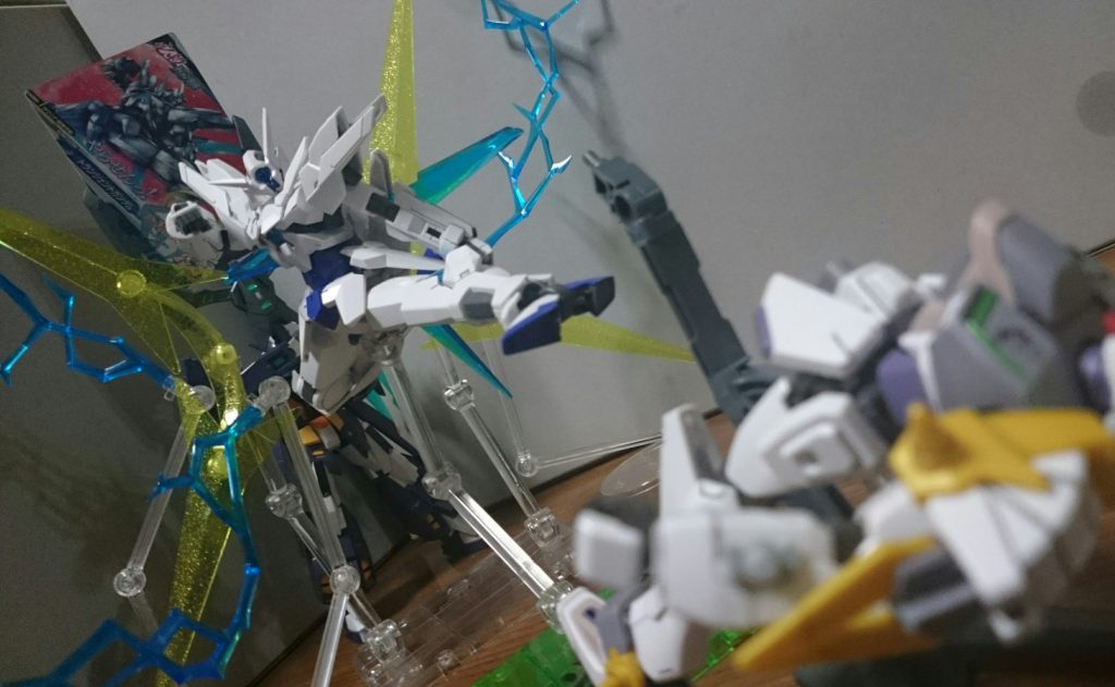 ・トランジェントガンダム(ラース・オブ・トランジェント)こちらはイラストにもなってる蹴りで。…………構図が同じなのはご容赦をば…テーブル上の撮影ブース的にどうしてもこれくらいの規模になっちゃうんス…