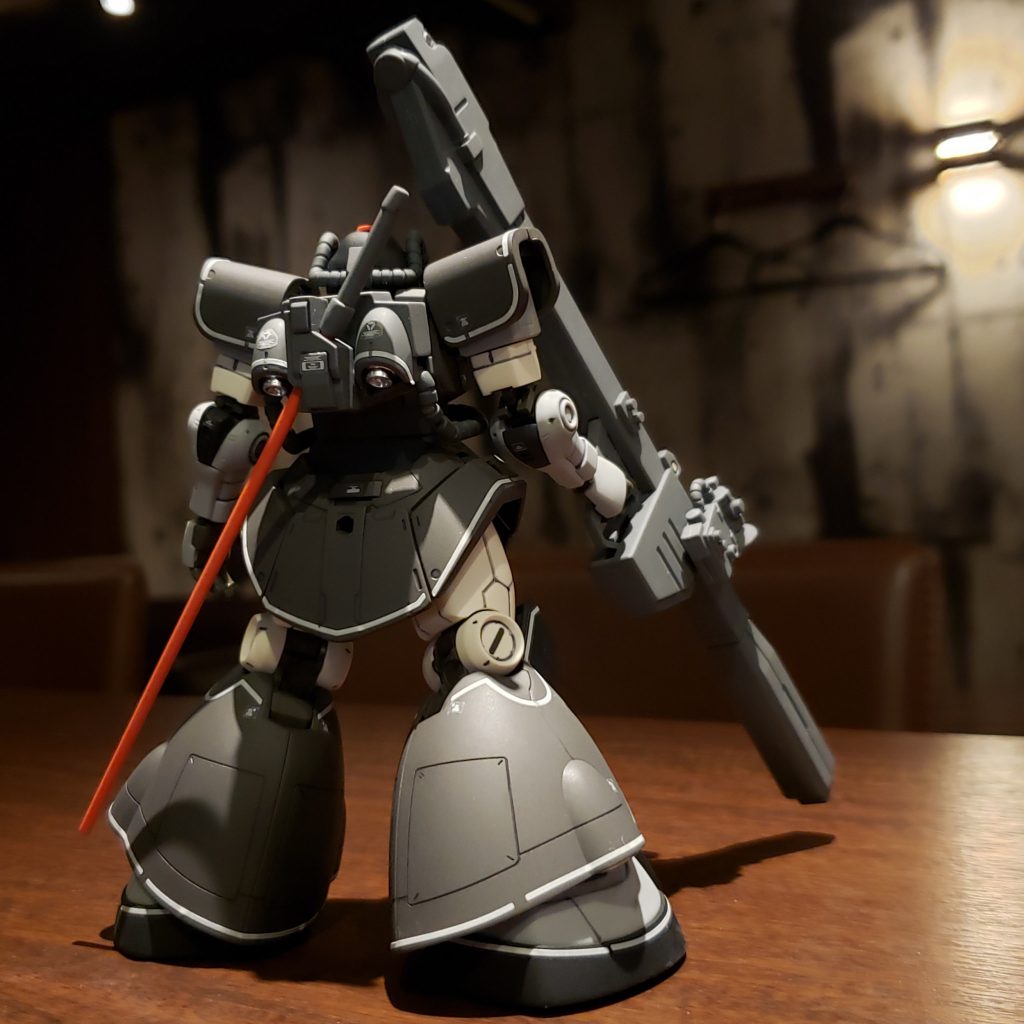 バズーカ手持ちの前後です。制作会当日に表面処理(400→600→1000)しながら組み上げまして、後日付属のマーキングシールを貼ってつや消しクリアでトップコートとガンダムマーカーのスミ入れペン(グレー)でスミ入れしてあります。バーニアは４アーティストマーカーのシルバーを塗ってあります。