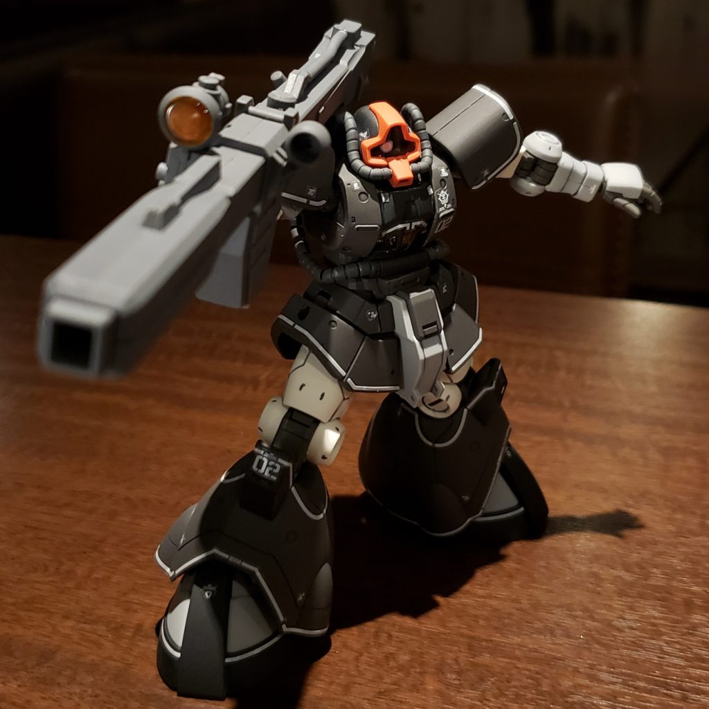 ちょっとポーズとってみたり。バズーカのレンズ部分と腹部のクリアパーツ(暗くて見えない)は余ってたクリアオレンジの缶スプレーで塗装してあります。