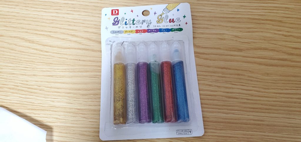ラメはダイソーのグリッターのりを使用しました。