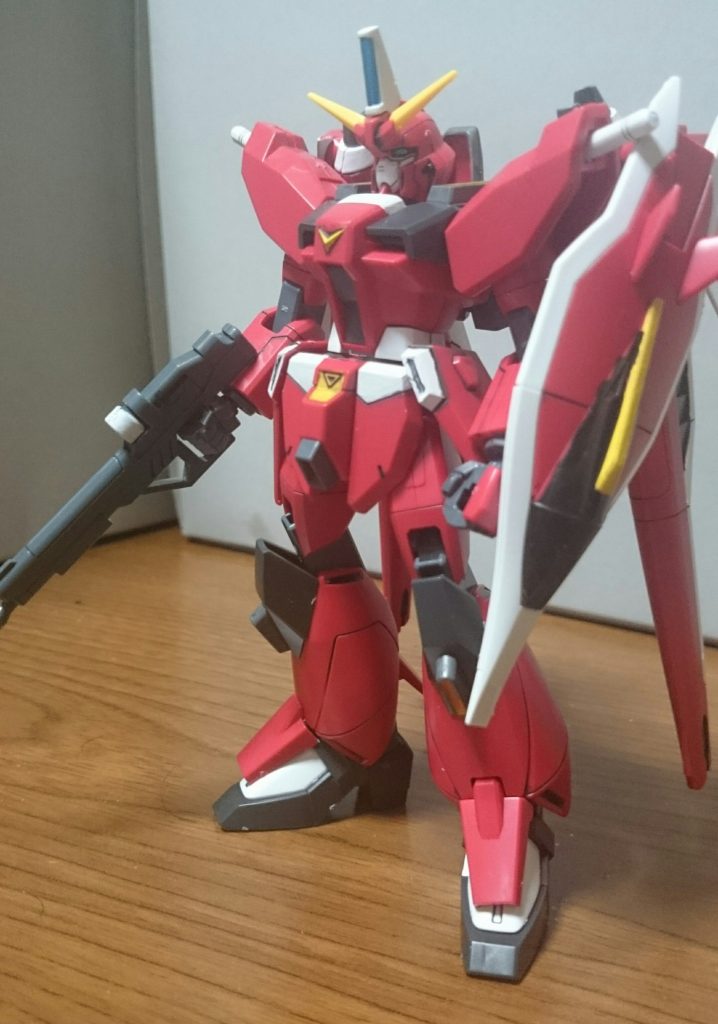 という訳でHGのセイバーっス！思ったよりも色足りてなかった！シールでも補完しきれてねぇ！塗装した箇所は…グレー&ブラック……いろんなトコロイエロー……各部スラスター内部、股間、胸のV、シールド、翼の先端ホワイト……フロント・サイドアーマー、胸、頭部センサー裏、ライフル(スコープ)、翼、プラズマ収束ビーム砲(のお尻)メタブルー……頭部センサー、ライフル(スコープ)メタグリーン……ツインアイこんな感じっス。旧いキットっスけど、色をちゃんと塗ればそれらしく見えるっスね(マーカー塗装だけど)。宇宙ちゃんも言ってたっスけど、旧いキットこそスミ入れとか加工してプロポーションよくしたらかっこよくできるんスよ！……まぁ自分にはプロポーション加工とかの技術はないんスけどね！