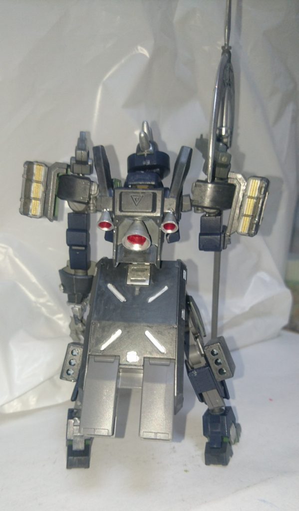 リアビューガンダムデスサイズのハイパージャマー付のバックパックを付けました。これにより強力な妨害電波を発生させる。本体のステルス性との相乗効果により、カメラやレーダー等の電子機器をほぼ完璧に無効化する為、カメラ・レーダー等から情報を得る兵器であるMS等にとっては事実上、姿が消えている。本機は専用の電子機器を使用しているため、ハイパージャマーの影響は受けない。以降、武装紹介など。