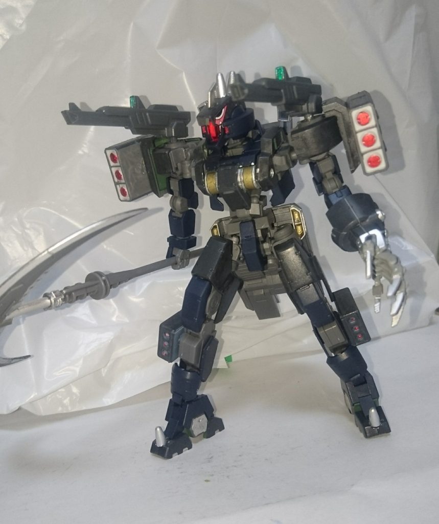 115mmレールガン(肩)デュエルガンダムASから拝借。実体弾を電磁加速で打ち出す兵器。seed世界ではフェイズシフト装甲のせいで戦果が少なかったが、鉄血世界になると、非常に強力な武器になります。