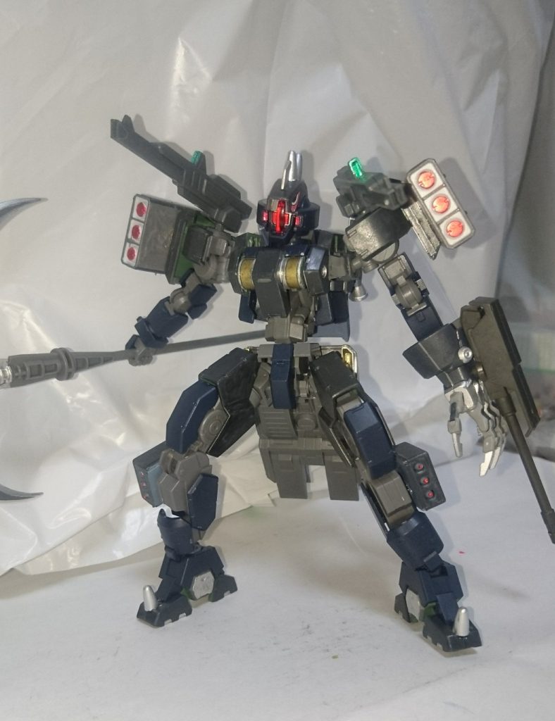 ミサイルポッド(肩、脚)肩にあるほうは一般的なミサイルだが、脚部にあるほうは煙幕弾になっており、ハイパージャマー展開時に併せて利用する事で、確実に姿を消してきます。