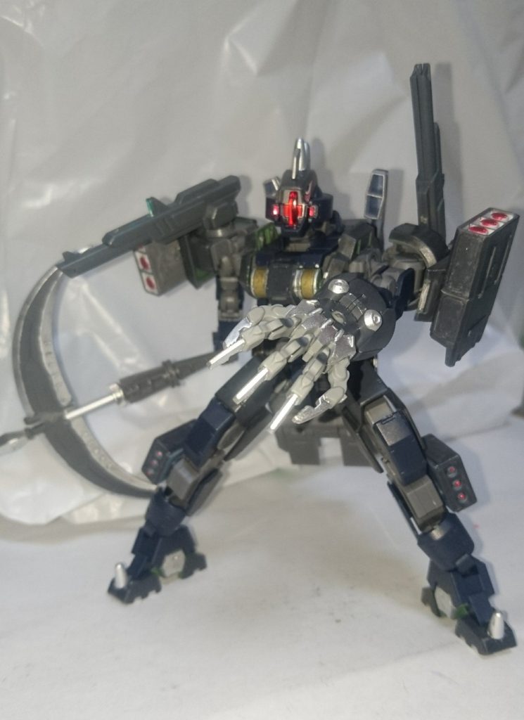 大型クロー左手に装着された大型のクローで、バルバドスルプスを参考にしたと思われる。引っ掻いたりするのは勿論、爪先には電流が流れるようになっており、もし掴まれたら電気ショックは確実に浴びせられる。