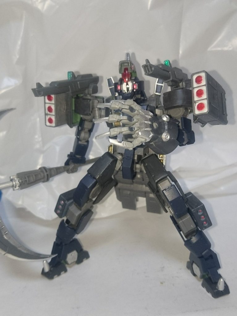 ヘッドパーツを展開すると、中から一つ目が出てきます。クリアパーツとの相性が良く撮影時のフラッシュで中の一つ目がうっすらと見えるという化物感が出せました。