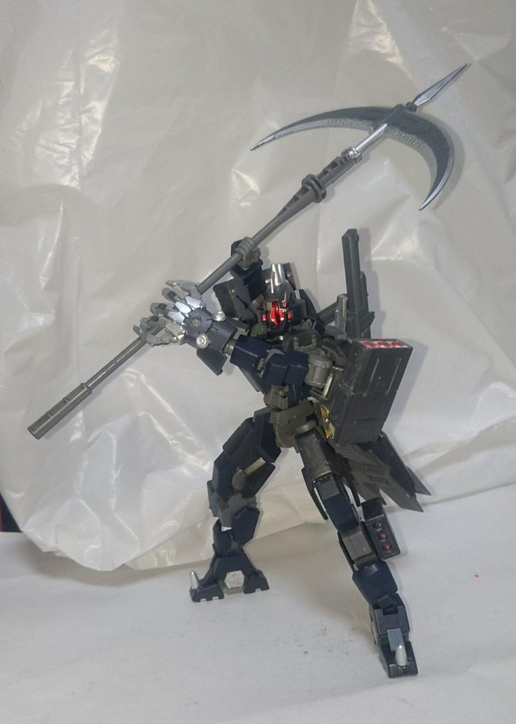 スラッシュハーケン鎌というより、巨大なハーケンになります。イメージはロトの紋章のキャラクター、獣王グノンが使ってたやつになるかな?ハイパージャマー展開時に姿を消して、相手の死角に移動後、このハーケンの一振りによって、機体を真っ二つに切り裂くといった戦法がメインになります。また片手でも持てるようにしています。