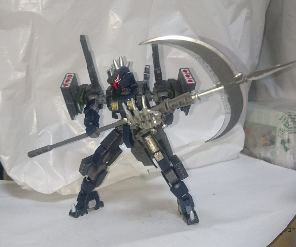 頭部は流星号のノーズアートを貼り付け、後ろのほうにツノを三本ほど付けてみました。化物っぽくなったのではないでしょうか?