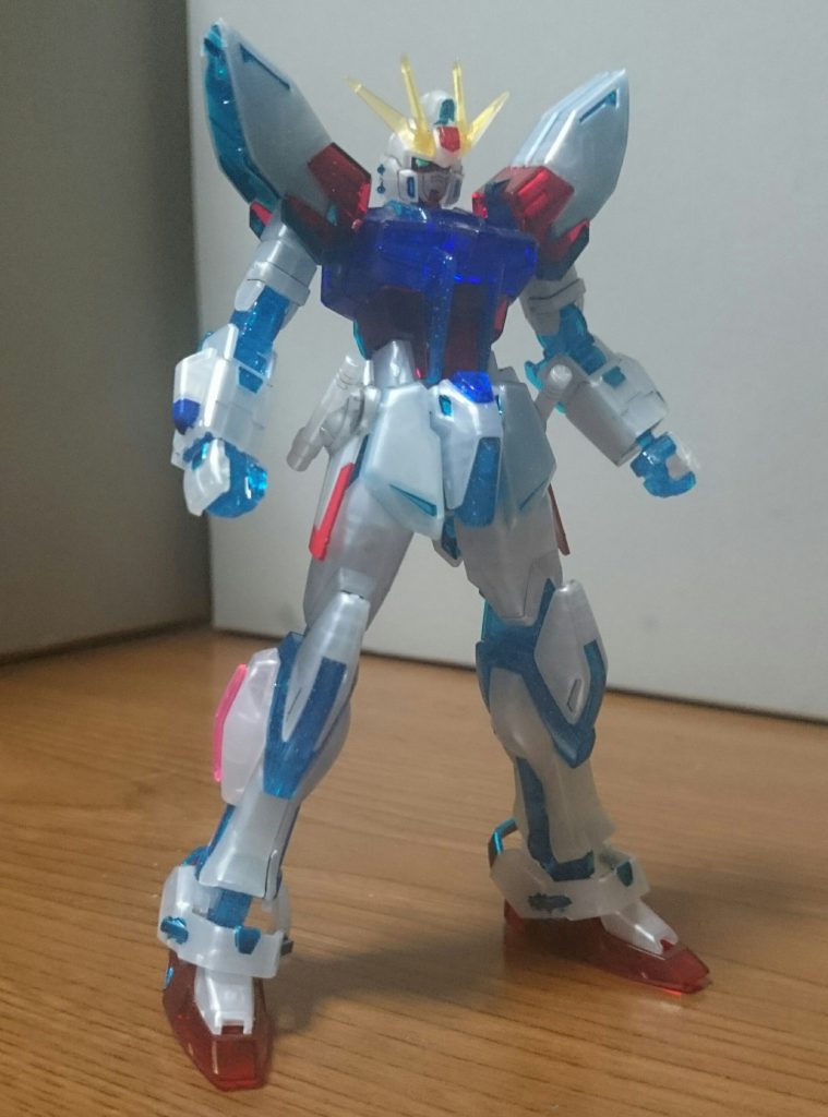 ・武装無し 正面ユニバースブースターのグレーのランナー以外の全てのパーツがクリアパーツになってるっスね。故にパーツを嵌めづらかったり、関節とか動かすとぎちぎちと音が…関節やプラフスキーウイングのブルー、パワーゲートのイエロー、サーベルエフェクトや各部のピンクの各クリアパーツにはラメが入ってるっス。またフレーム部分で色分け出来てない部分はガンマカEXのコスモメタブルーを使用してるっス。想像以上に色がぴったりで驚きっス