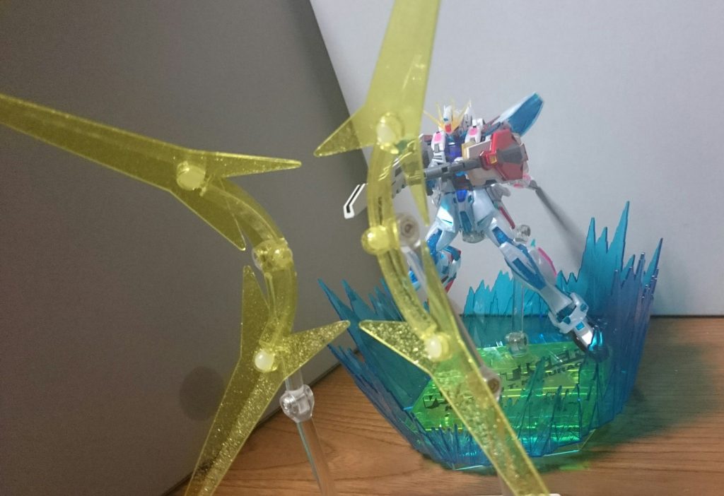 プラフスキーウイングを介して射撃!正確には劇中だとこの場面ではゲートの色は赤色なんスよね。あとオーラエフェクトのブルーの使い勝手が良いこと良いこと