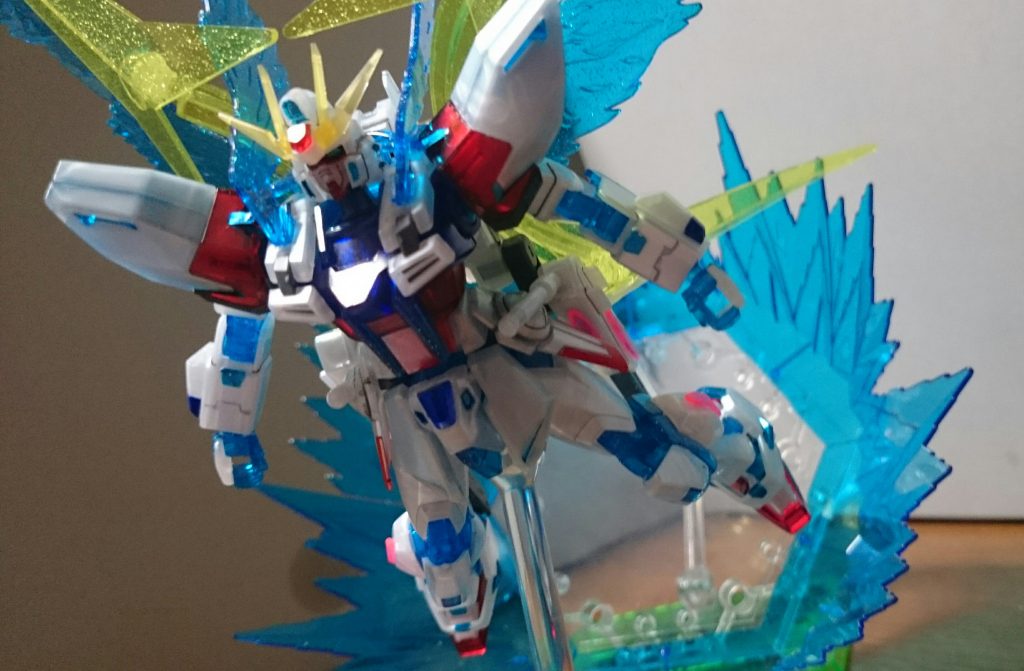 ゲートを背に突撃!ゲートを背中に取り付けるとエフェクトパーツの配置がすごく難しくなるっス…