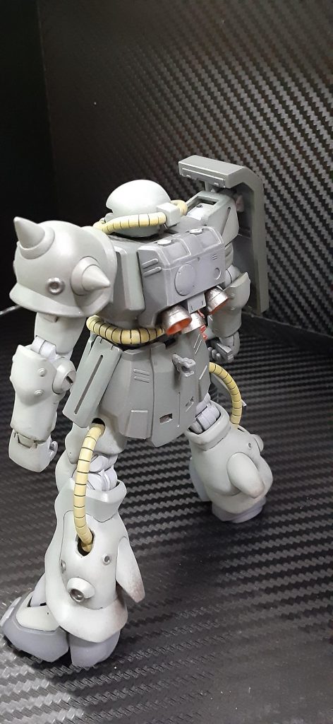 リアスカートに穴を開けてラテーゲンバズの予備マガジンをくっつけられるようにしました。