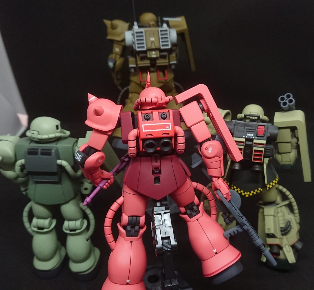 背面。背面もＭＳＶでは描かれていないので、ロボット魂シャア専用ザクリアルタイプカラー版を参考に。・・・だからこれはあくまでＭＳＶ版であってリアルタイプじゃないだろう、とリックドムに引き続き主張したい。シャアザクのリアルタイプ名乗るなら頭にはバルカン砲が必要だと思うんですよ。背中のランドセルは本体色のどちらでもない赤なのですが、戦闘シーンを見返してると「あれ、これガンダムの赤と同じじゃね？」と感じ（確実ではないです）ビルダーズカラーのガンダム用レッドを使ってみました。バックパック上部の四角い凹みはキットでは黒となっていますが、元デザインでこの部分が本体と同じレッドなのは、デザイン上のポイントかと思うので、本体と同じレッドとしました。具体的な配色はピンク：ビルダーズカラーＭＳ06Ｓピンクレッド：ビルダーズカラーＭＳ06Ｓレッド装甲部ブラック：ファントムブラックフレーム等：ガイアカラー　ニュートラルグレーⅤバックパック：ビルダーズカラーガＲＸ－７８レッド武器グレー：ＭＳグレージオン系ヒートホークパープル：ＭＳパープルとシャアレッドを目分量で１：１ヒートホーク刃：ＧＸカラーメタルイエロー 