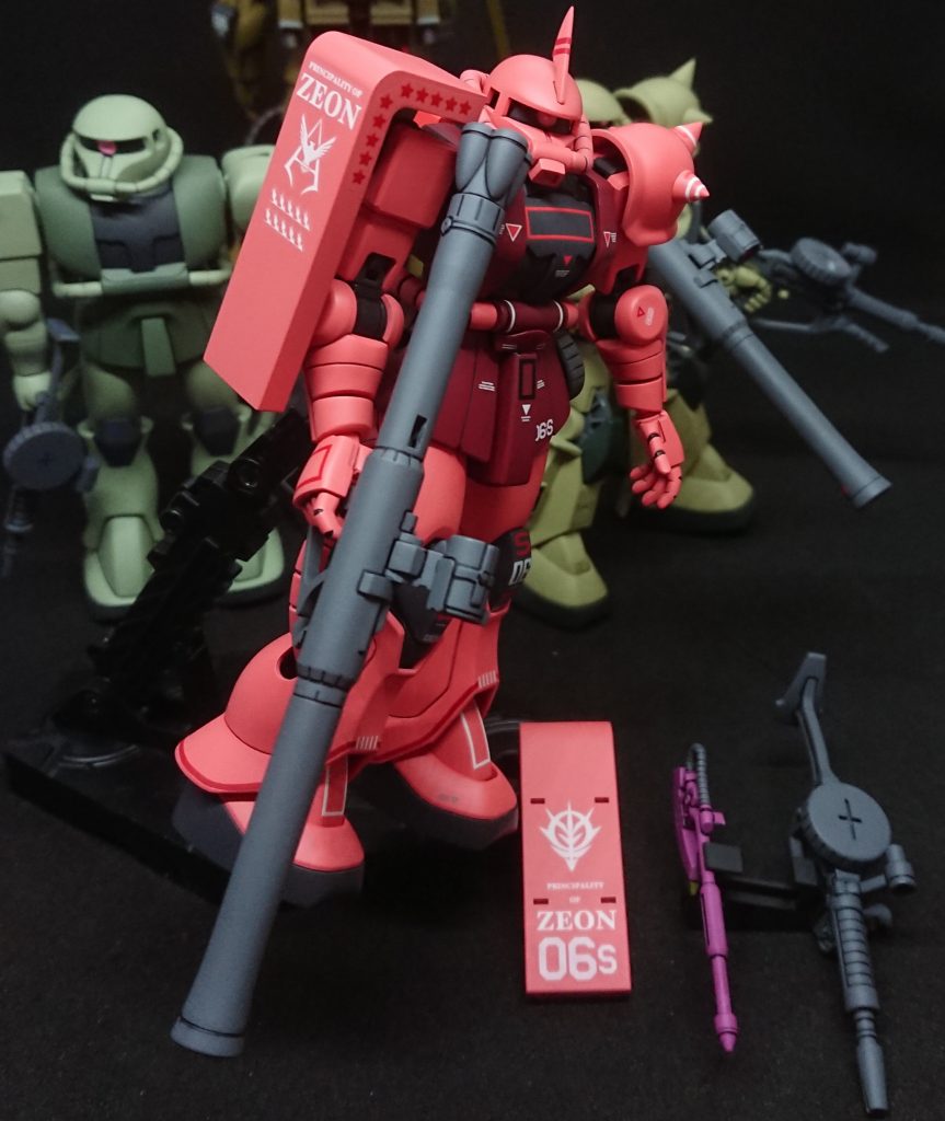 肩に装着しているものが高機動型ザクのものを流用したモノ。下に置いてるのがキット本来のシールド。シールドのマーキングはＭＳＶでは描かれてない部分なので、いくつかあるシャア専用ザクのイラストからチョイス。本来のシールドの方は原典継承の大河原氏のイラストを参考に・・・流用で済ませてることもあって、ちと文字の大きさが足りてませんが。高機動型ザク流用のほうはＭＧ2.0を参考にしました。・・・いや、後づけであるパーソナルマークをなんとか取り入れたいなという欲がありまして。それができるのはシールドしかないなと。 