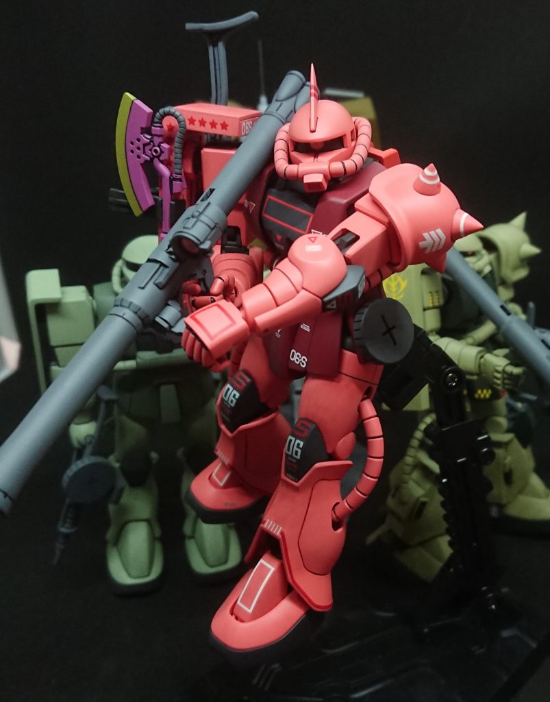 シャアザクと言えばバズーカ宇宙でガンダムの相手してるときは、バズーカでないと効かないからしょっちゅうバズーカ装備だったのと、地上に降りてからガルマが特攻する際には、ホワイトベースを攻撃することを前提にバズーカ装備だったこと。これがシャアザクにバズーカのイメージが強い原因かと思います。高機動型ザクのシールドを流用した場合の利点が、バズーカを両手持たせていても、シールドへのマウントを使えば全武装をフル装備できること。フル装備はロマンしかし胴体や手首が凄い動くのはいいんですが、どうも武器の保持ポーズには必ずしも貢献してるわけではないというか。結局マシンガンは凄い持たせにくいし、バズーカの両手持ちもかなり慎重に調整が必要で・・・ 